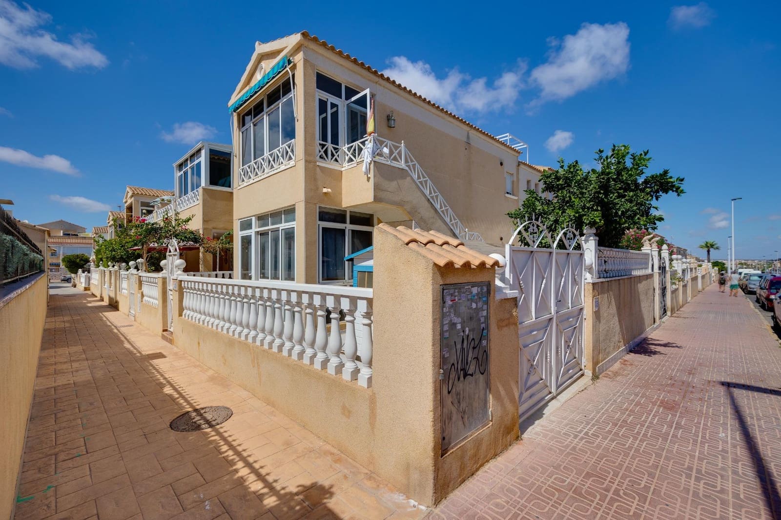 2 soveværelse Villa til salg i Torrevieja med swimmingpool - € 162.000 (Ref: 9462293)