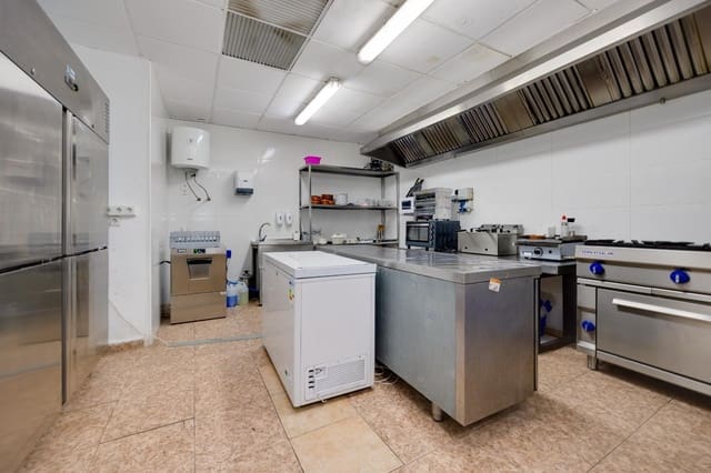 Commercieel te koop in Torrevieja - € 149.900 (Ref: 9462320)