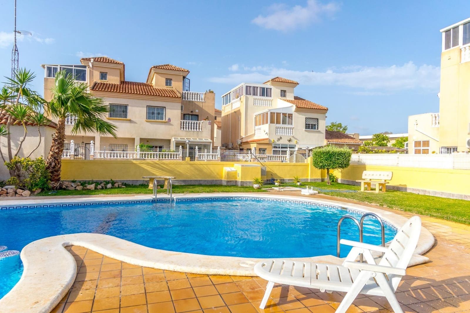 2 quarto Moradia em Banda para venda em Torrevieja com piscina - 165 000 € (Ref: 9462325)