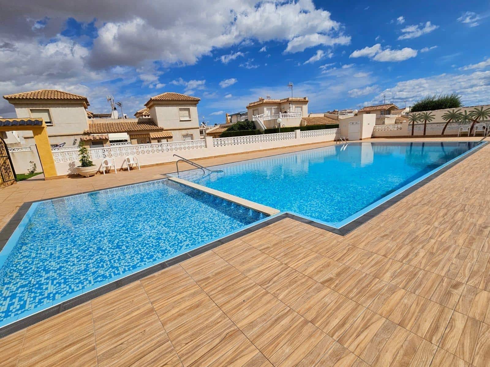 Adosado de 3 habitaciones en Torrevieja en venta con piscina - 144.000 € (Ref: 9462326)