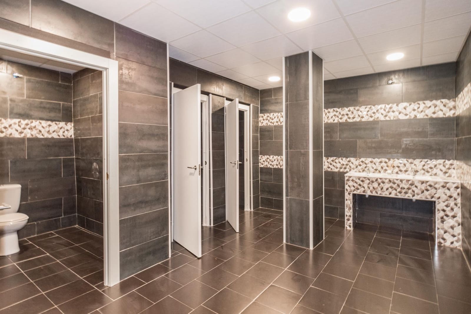 Comercial para venda em Torrevieja - 409 500 € (Ref: 9462361)