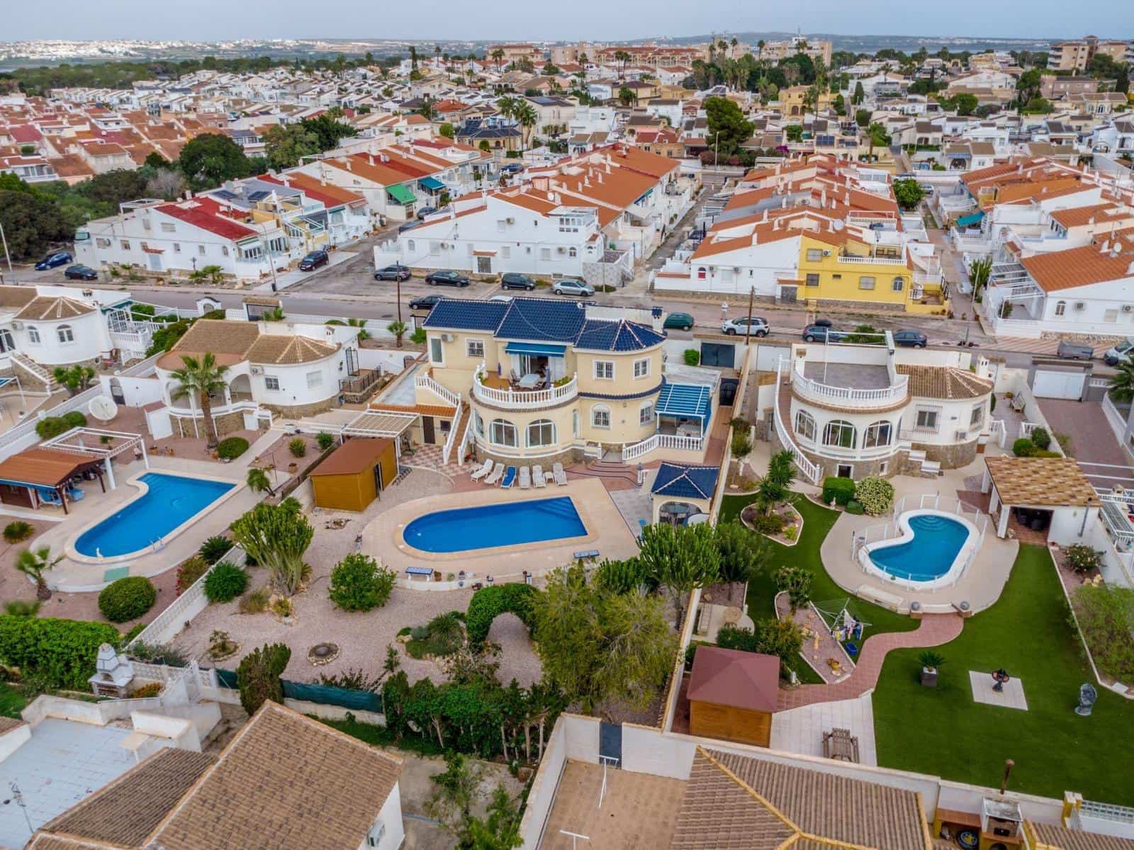 4 chambre Villa/Maison à vendre à Torrevieja avec piscine garage - 549 000 € (Ref: 9462364)