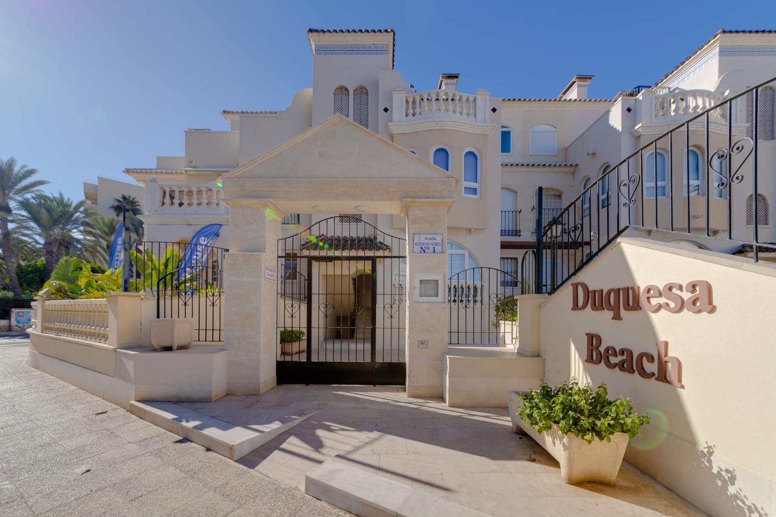 2 bedroom Apartment for sale in Torrevieja with pool - € 234,000 (Ref: 9471211)