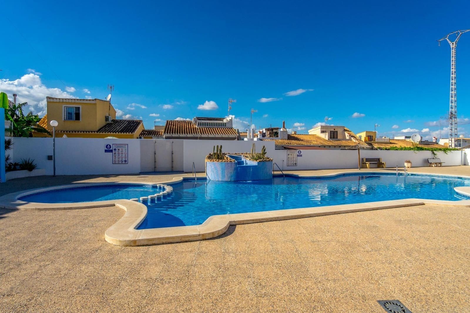Adosado de 3 habitaciones en Torrevieja en venta con piscina - 223.000 € (Ref: 9497221)