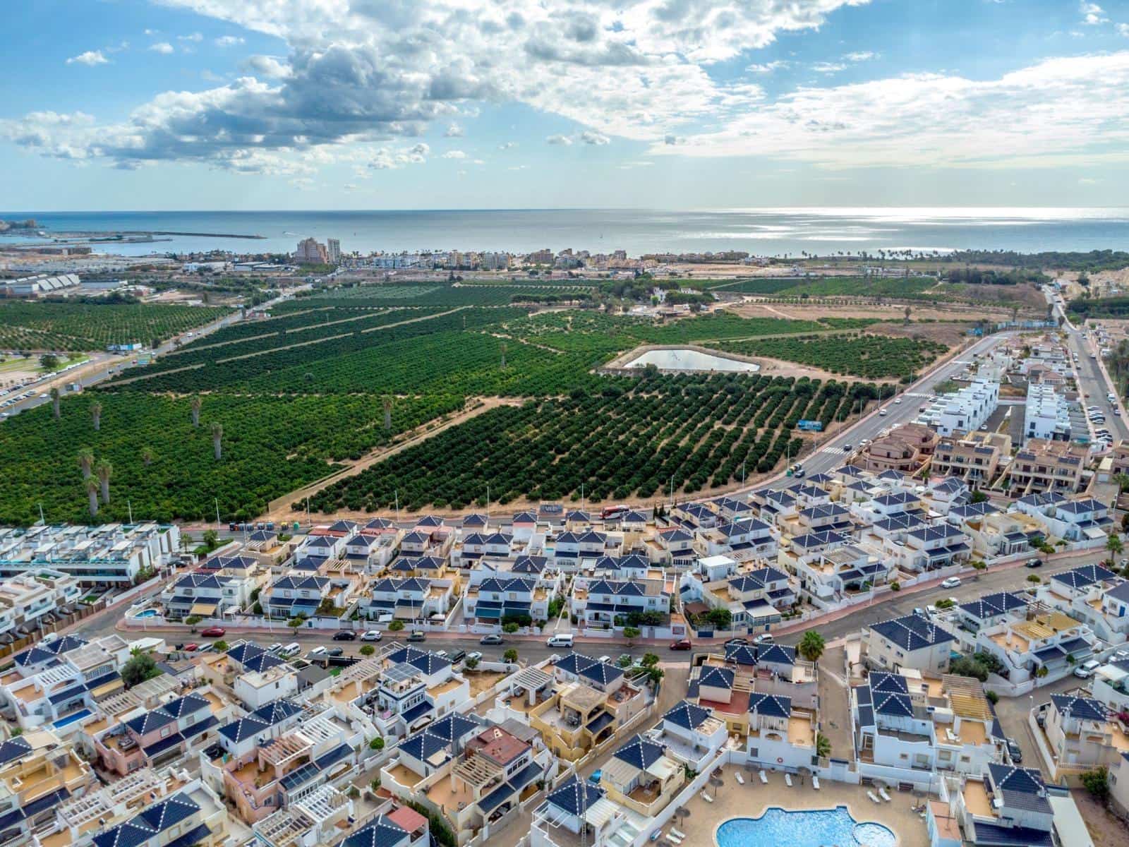 Adosado de 3 habitaciones en Torrevieja en venta con piscina - 223.000 € (Ref: 9497221)