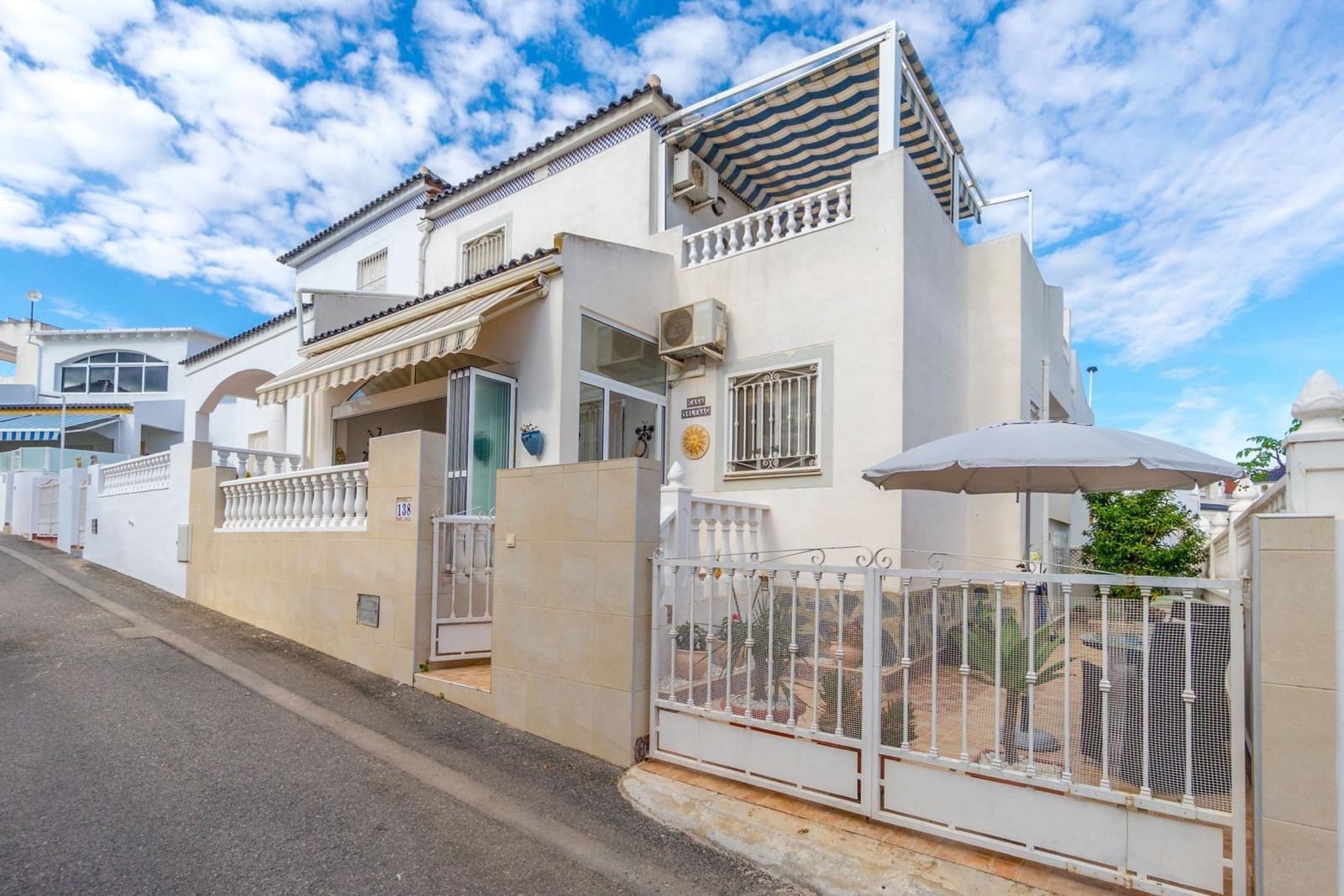 Adosado de 3 habitaciones en Torrevieja en venta con piscina - 223.000 € (Ref: 9497221)