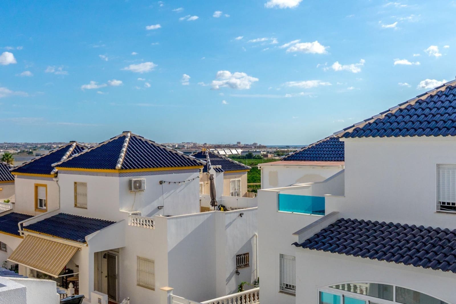 Adosado de 3 habitaciones en Torrevieja en venta con piscina - 223.000 € (Ref: 9497221)