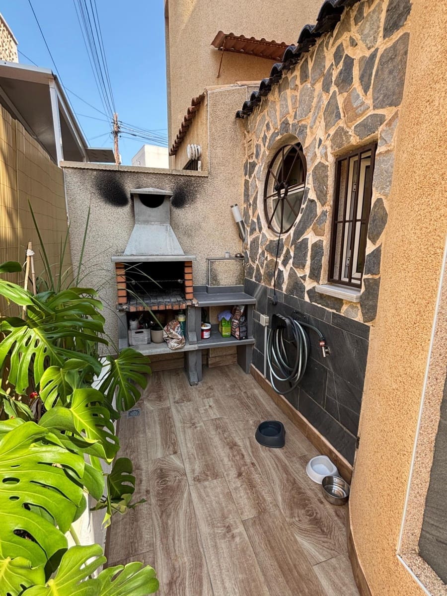 3 bedroom Villa for sale in Torrevieja with pool - € 179,900 (Ref: 9508904)