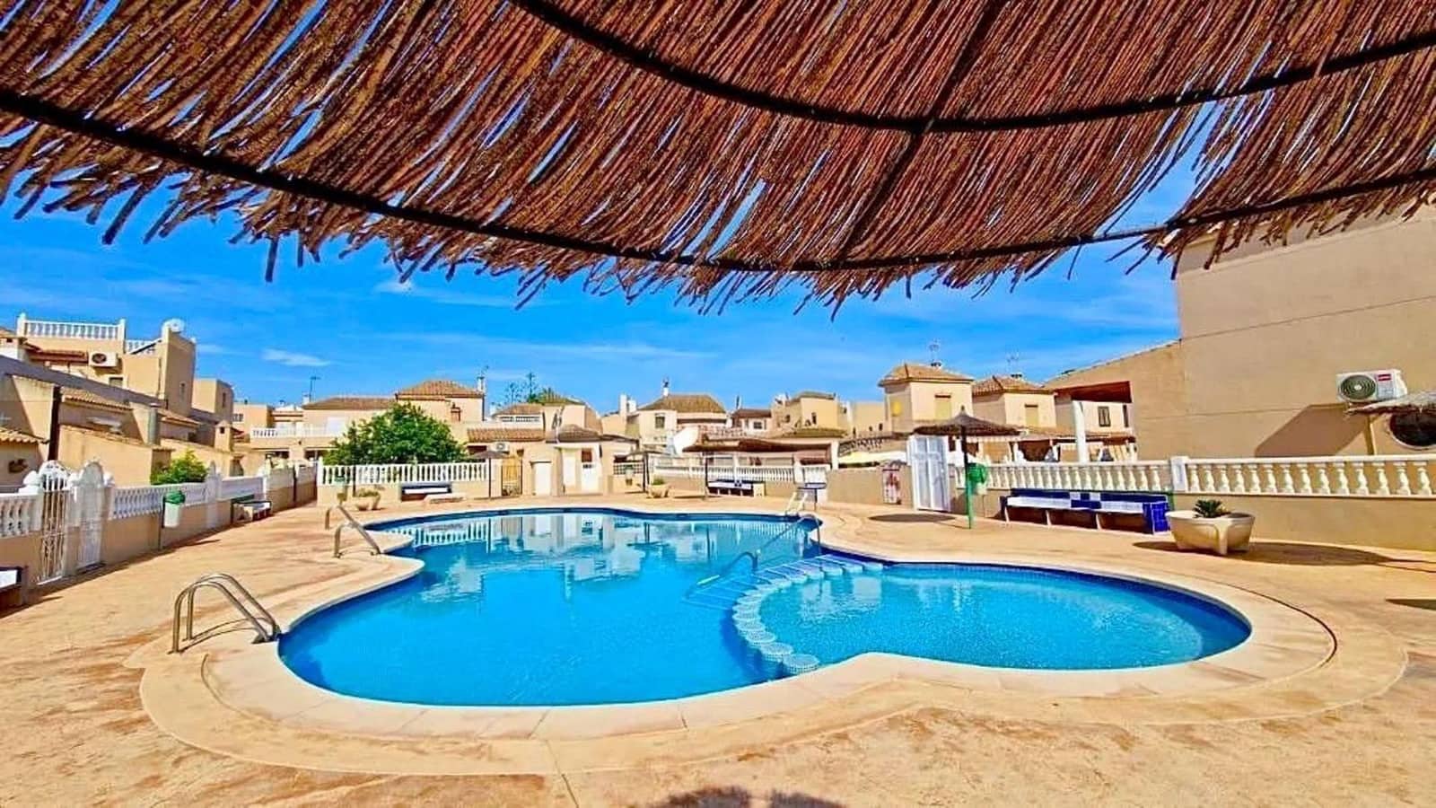 2 soverom Rekkehus til salgs i La Siesta med svømmebasseng - € 169 000 (Ref: 9513435)