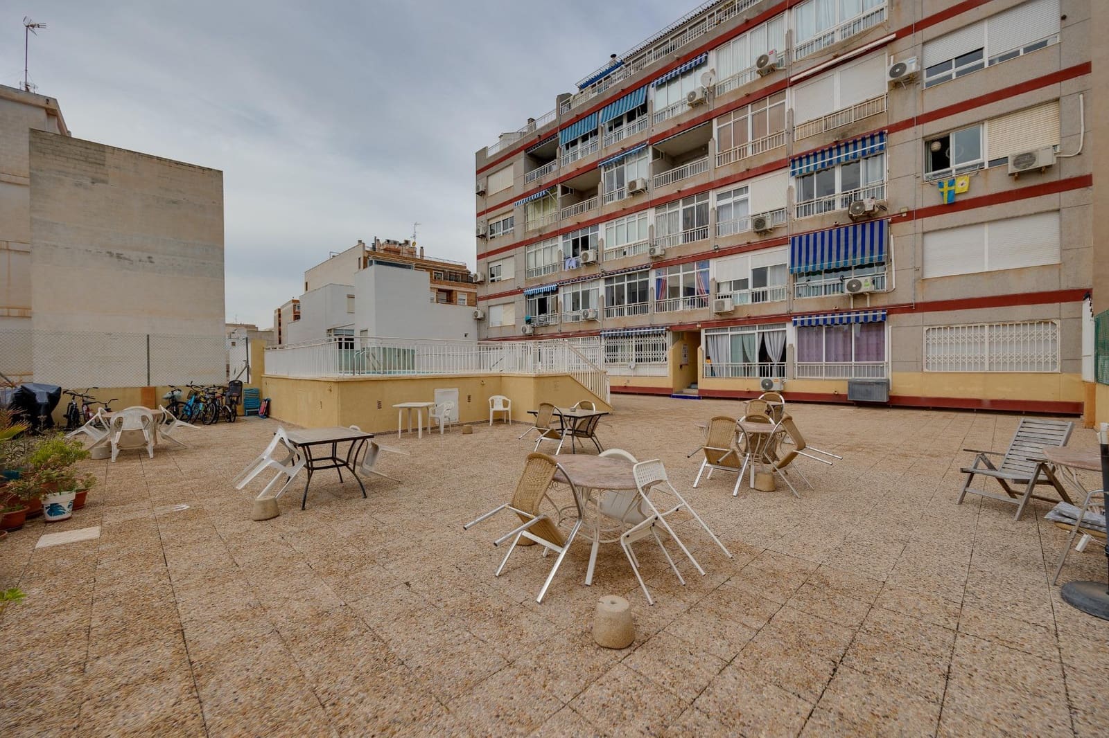 Studio for sale in Torrevieja with pool - € 82,990 (Ref: 9533760)