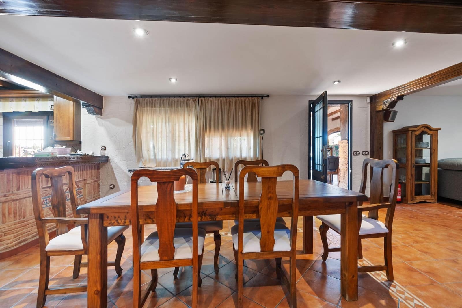4 bedroom Villa for rent in Onil with pool garage - € 2,500 (Ref: 9591339)