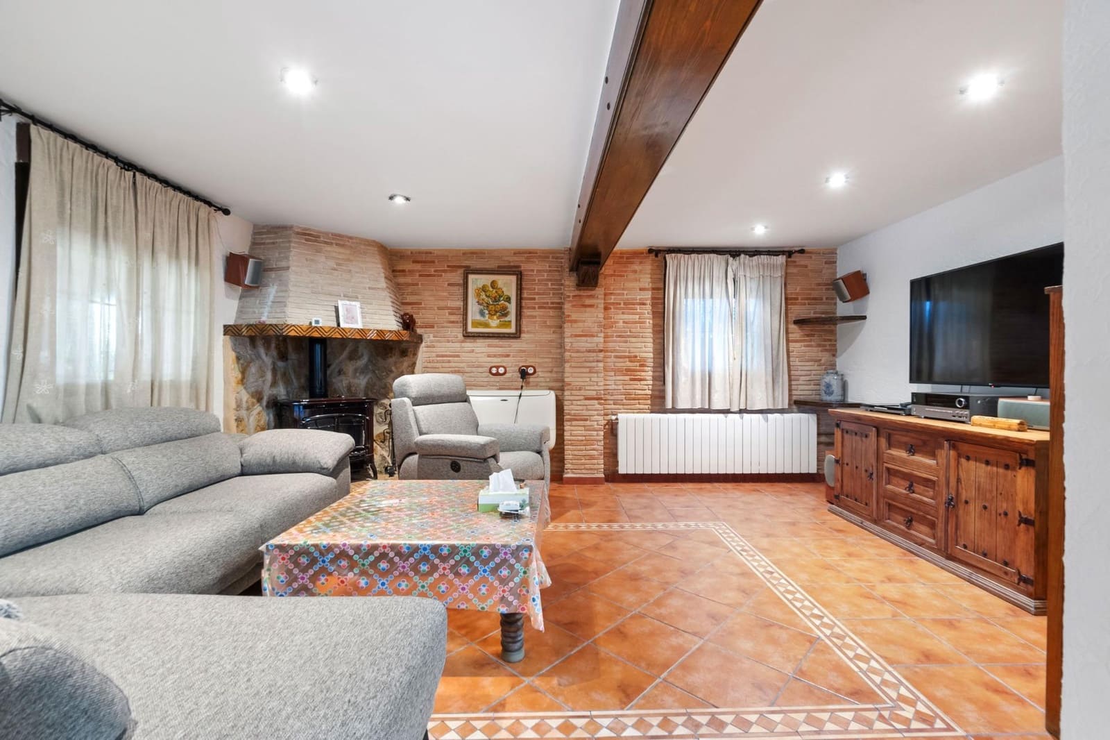 4 bedroom Villa for rent in Onil with pool garage - € 2,500 (Ref: 9591339)