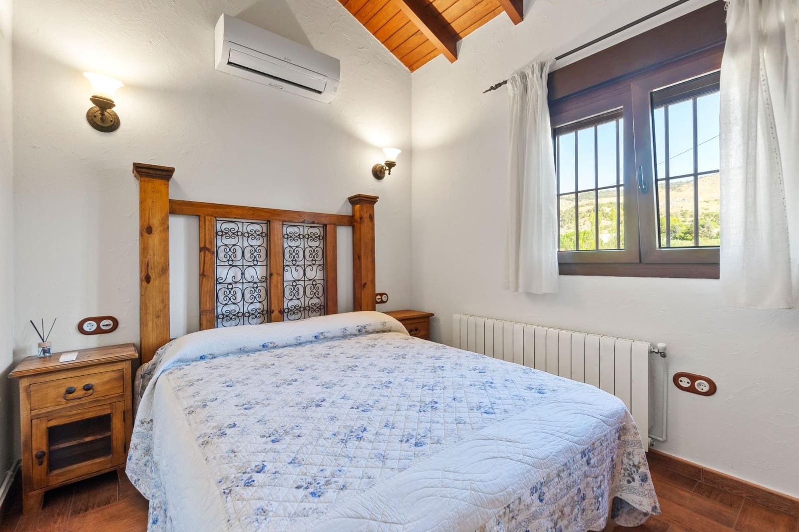 4 bedroom Villa for rent in Onil with pool garage - € 2,500 (Ref: 9591339)