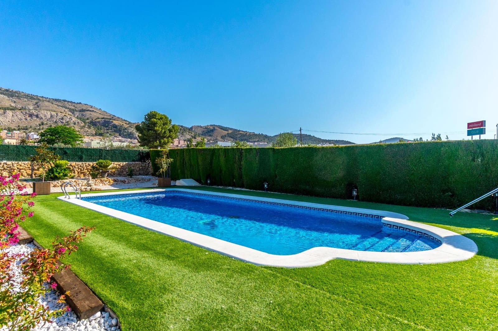 4 bedroom Villa for rent in Onil with pool garage - € 2,500 (Ref: 9591339)