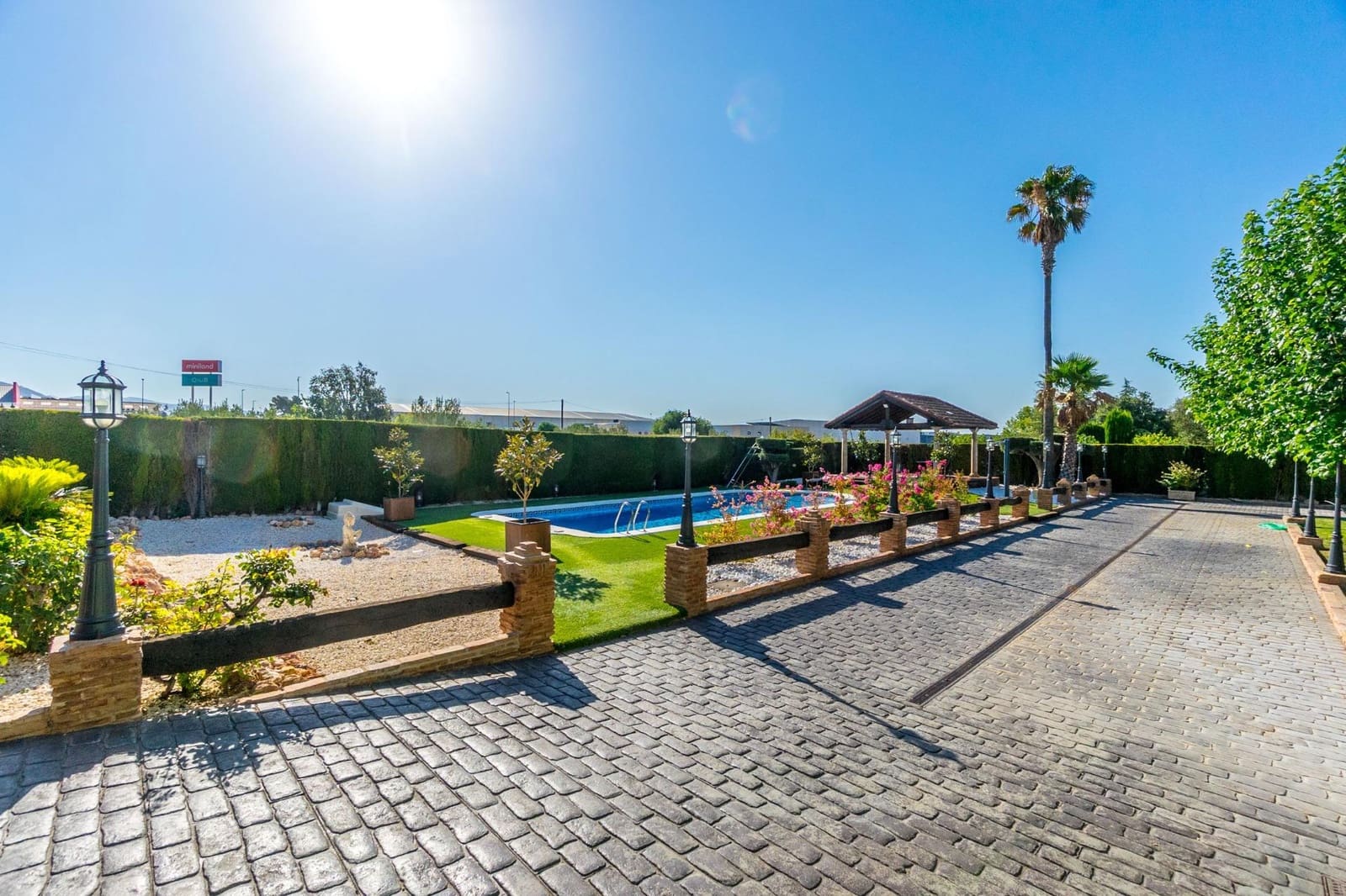 4 bedroom Villa for rent in Onil with pool garage - € 2,500 (Ref: 9591339)