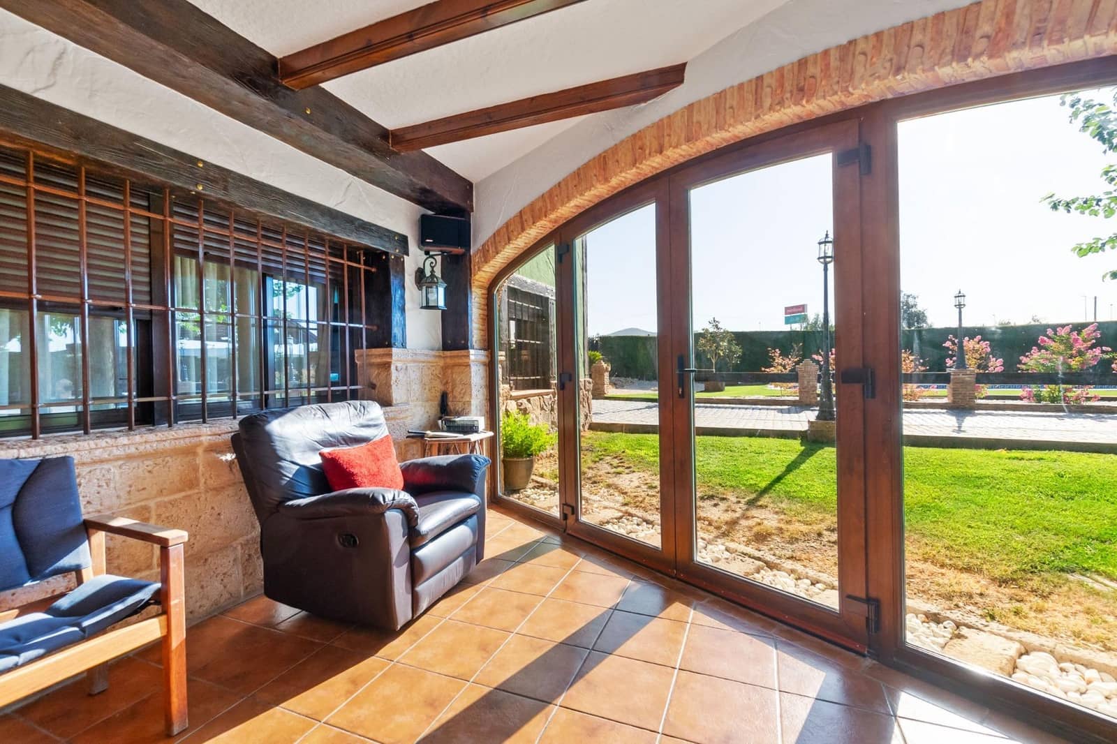 4 bedroom Villa for rent in Onil with pool garage - € 2,500 (Ref: 9591339)