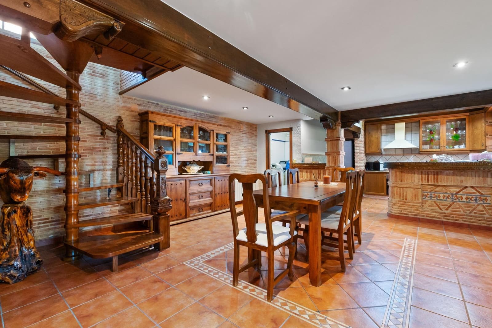 4 bedroom Villa for rent in Onil with pool garage - € 2,500 (Ref: 9591339)