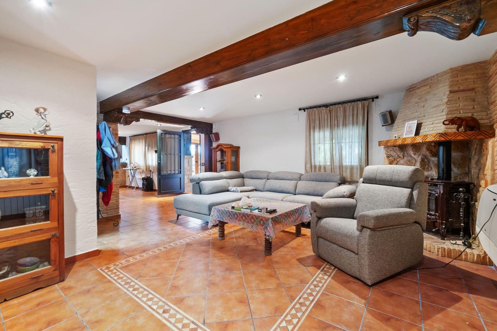 4 bedroom Villa for rent in Onil with pool garage - € 2,500 (Ref: 9591339)