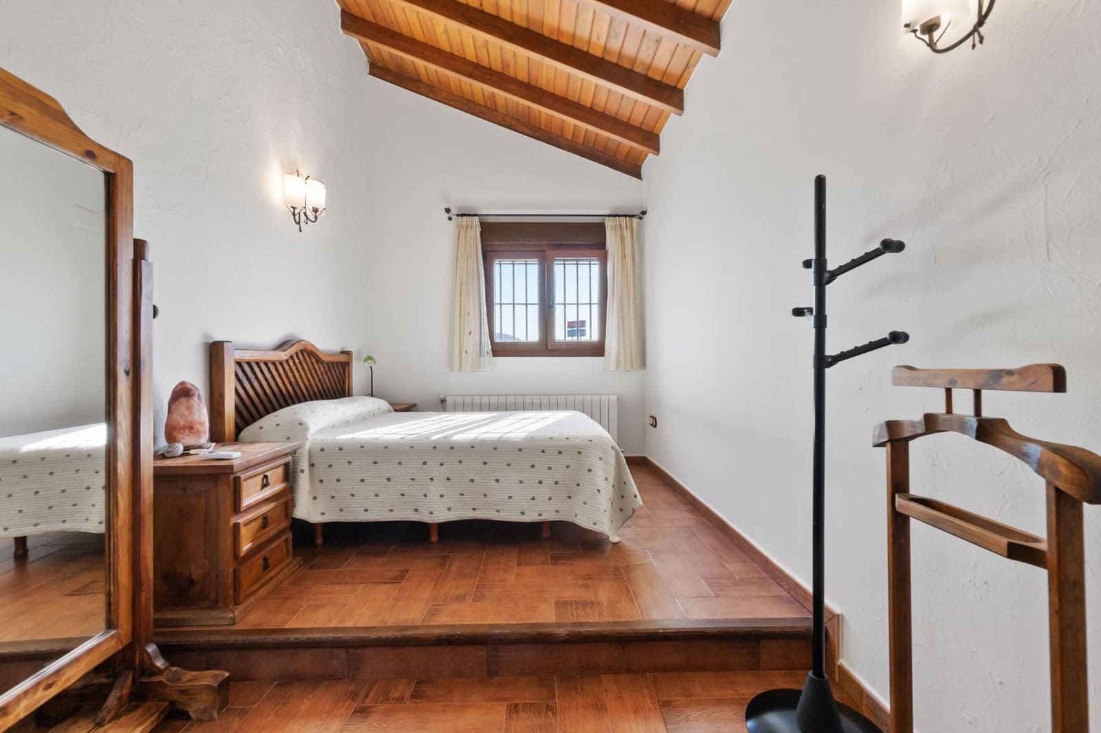 4 bedroom Villa for rent in Onil with pool garage - € 2,500 (Ref: 9591339)