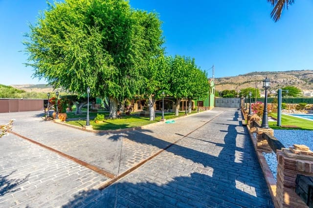 4 bedroom Villa for rent in Onil with pool garage - € 2,500 (Ref: 9591339)