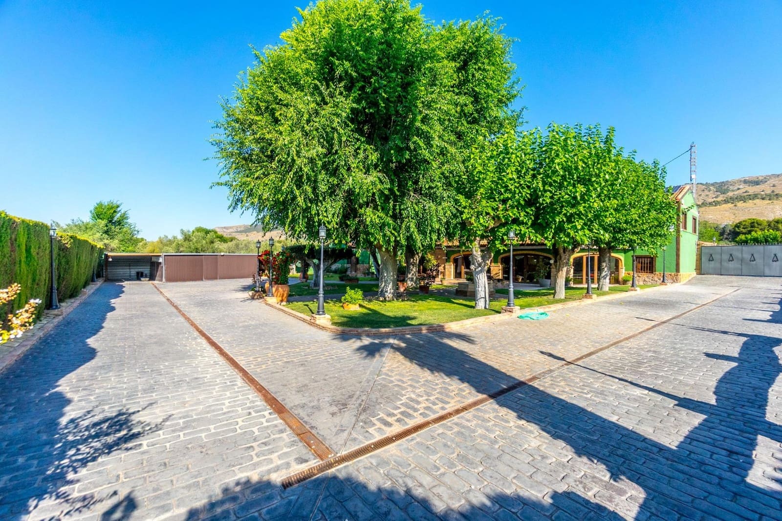 4 bedroom Villa for rent in Onil with pool garage - € 2,500 (Ref: 9591339)