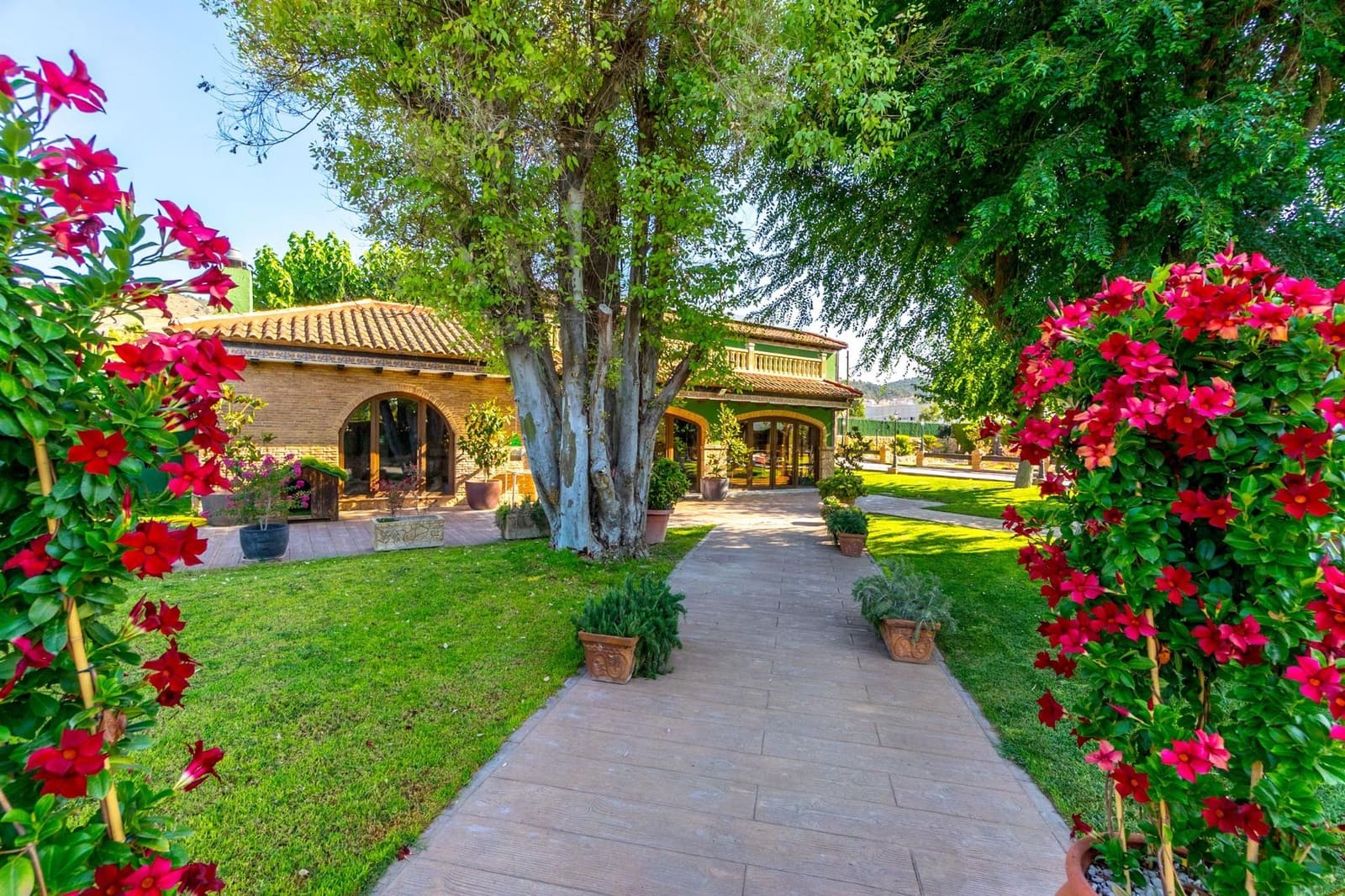4 bedroom Villa for rent in Onil with pool garage - € 2,500 (Ref: 9591339)