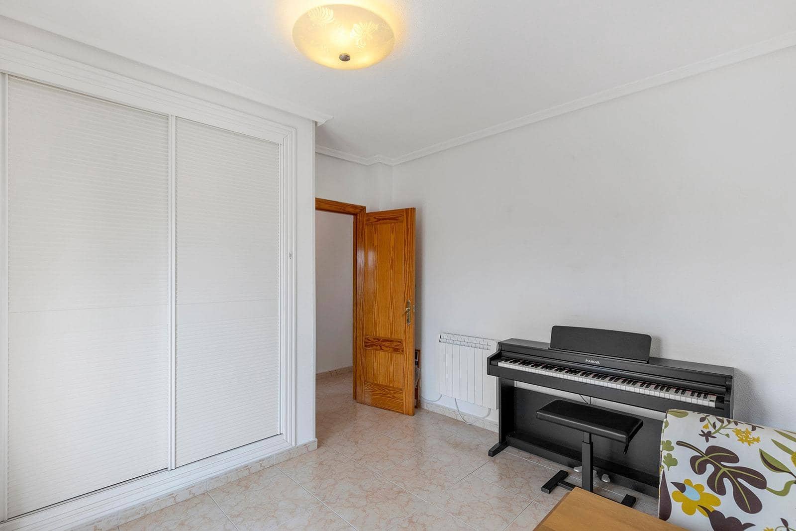 Chalet de 5 habitaciones en Torrevieja en venta con piscina - 395.000 € (Ref: 9674252)