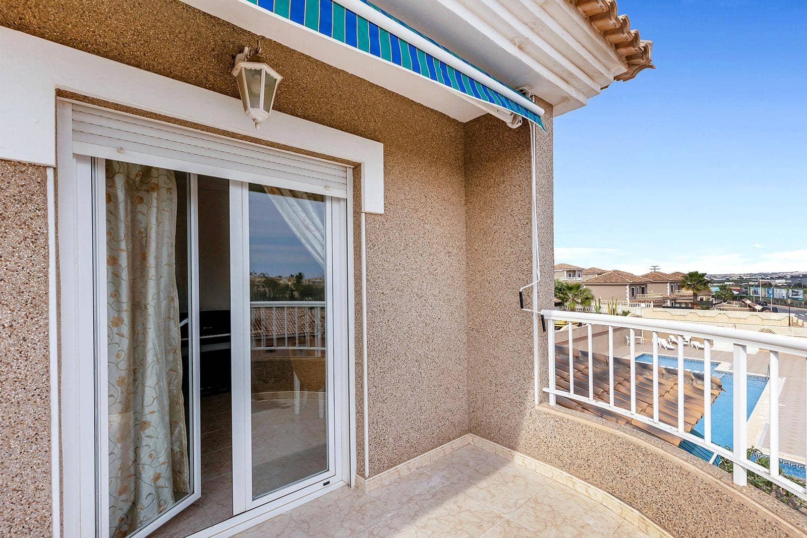 Chalet de 5 habitaciones en Torrevieja en venta con piscina - 395.000 € (Ref: 9674252)