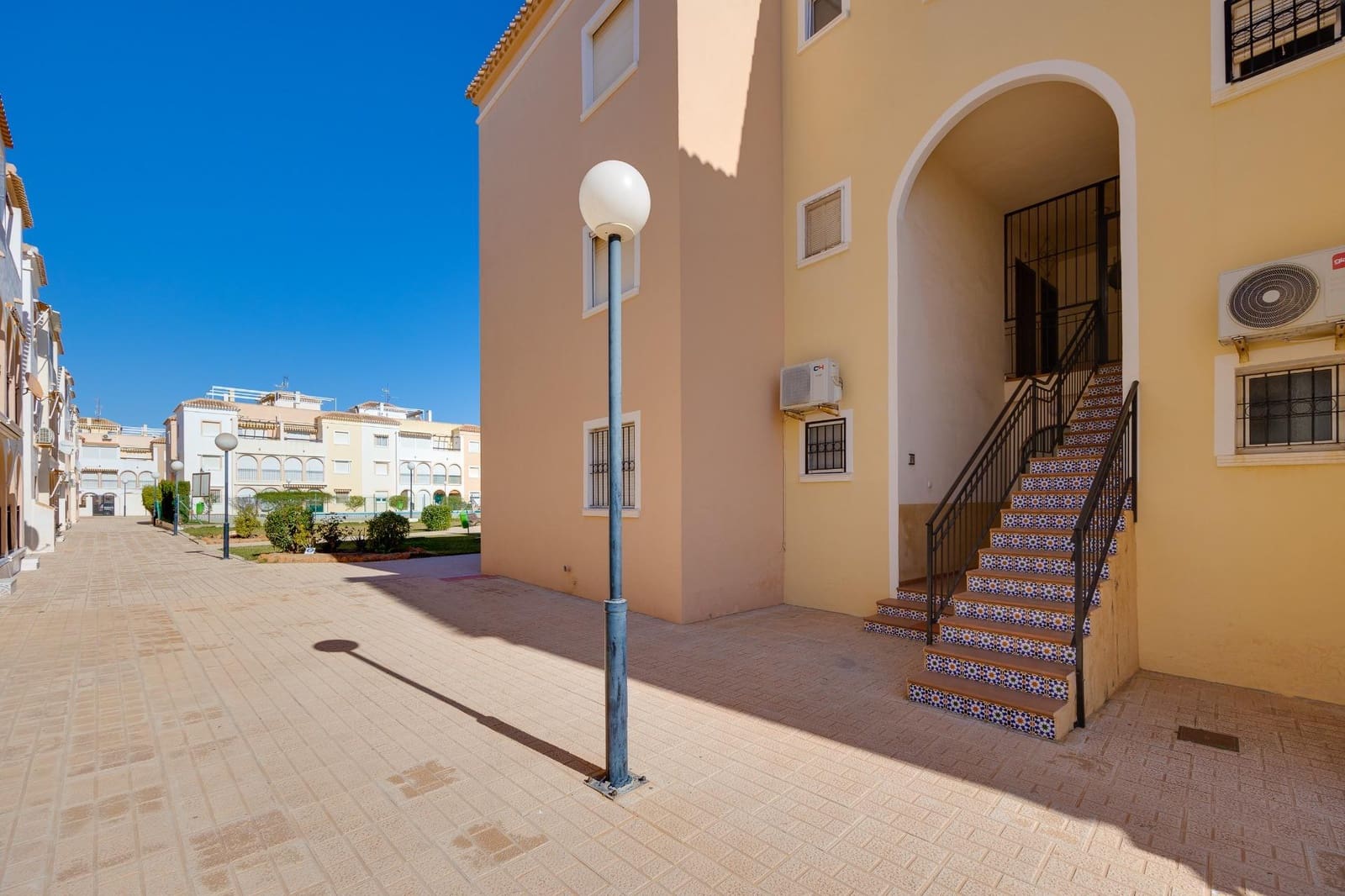 2 makuuhuone Huoneisto myytävänä paikassa Torrevieja mukana uima-altaan - 129 900 € (Ref: 9686470)