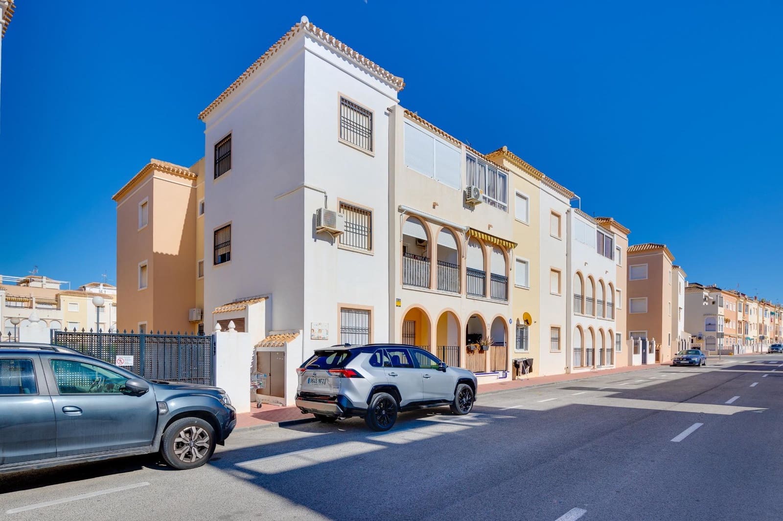 2 makuuhuone Huoneisto myytävänä paikassa Torrevieja mukana uima-altaan - 129 900 € (Ref: 9686470)