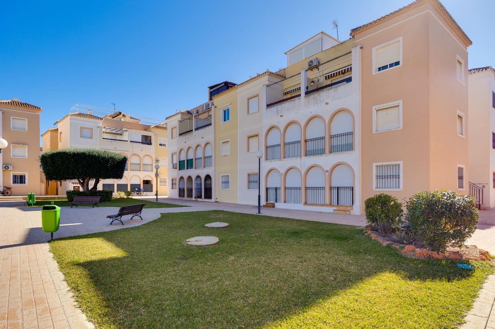 2 makuuhuone Huoneisto myytävänä paikassa Torrevieja mukana uima-altaan - 129 900 € (Ref: 9686470)