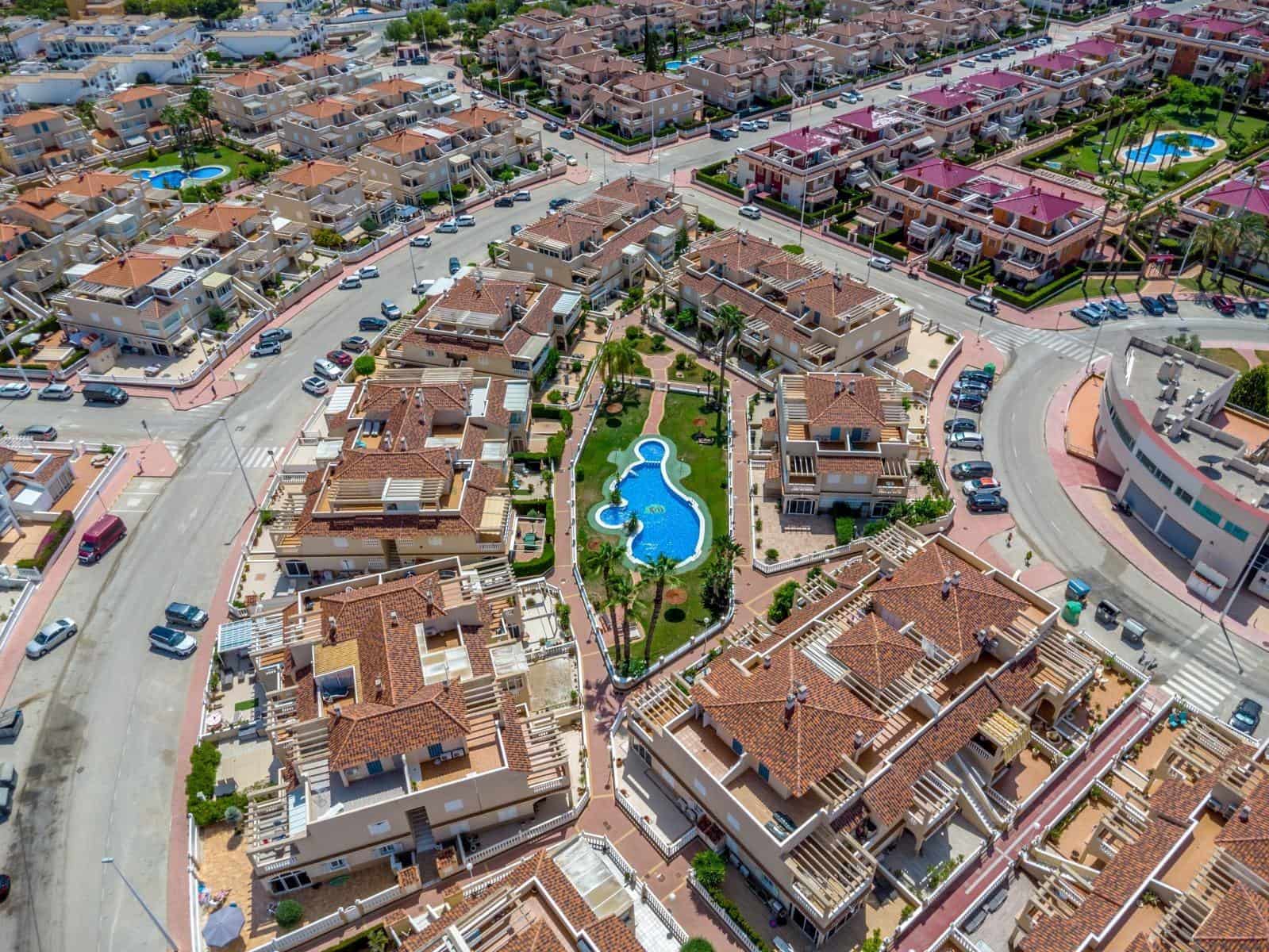 2 soverom Penthouse til salgs i Orihuela Costa med svømmebasseng - € 215 000 (Ref: 9701657)