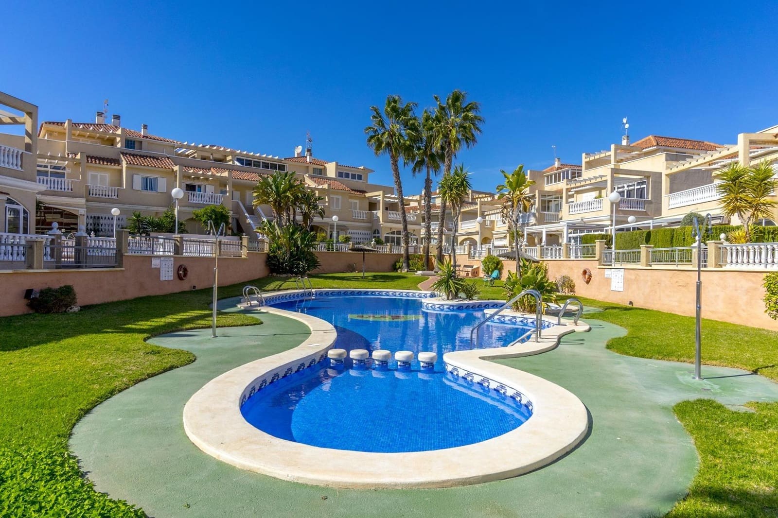 2 soverom Penthouse til salgs i Orihuela Costa med svømmebasseng - € 215 000 (Ref: 9701657)
