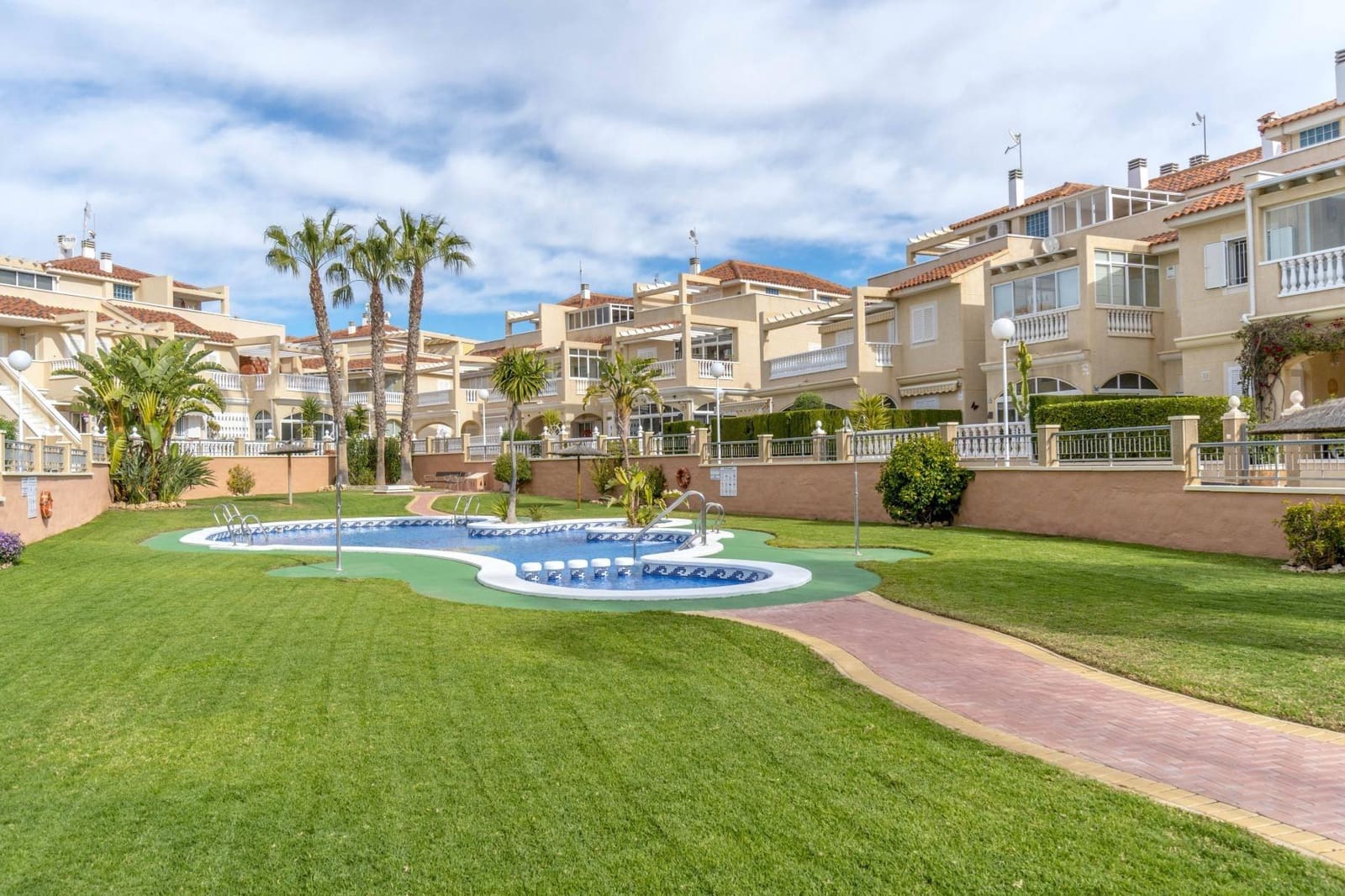 2 soverom Penthouse til salgs i Orihuela Costa med svømmebasseng - € 215 000 (Ref: 9701657)