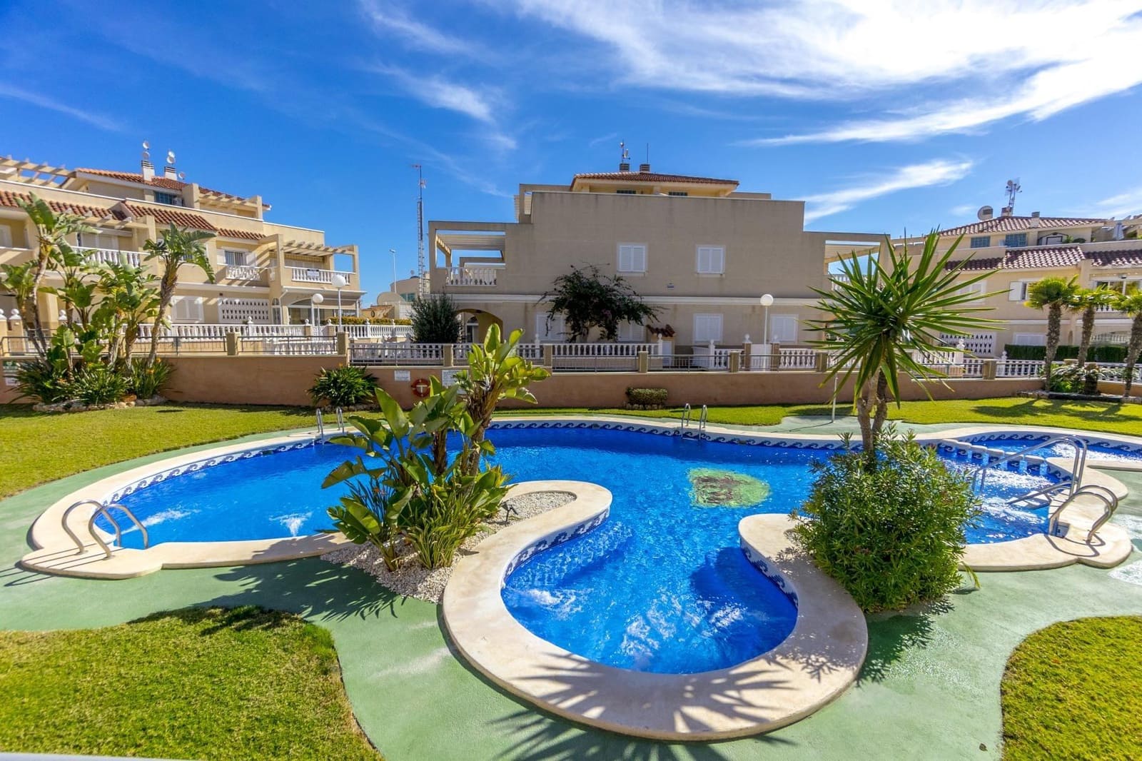 2 soverom Penthouse til salgs i Orihuela Costa med svømmebasseng - € 215 000 (Ref: 9701657)