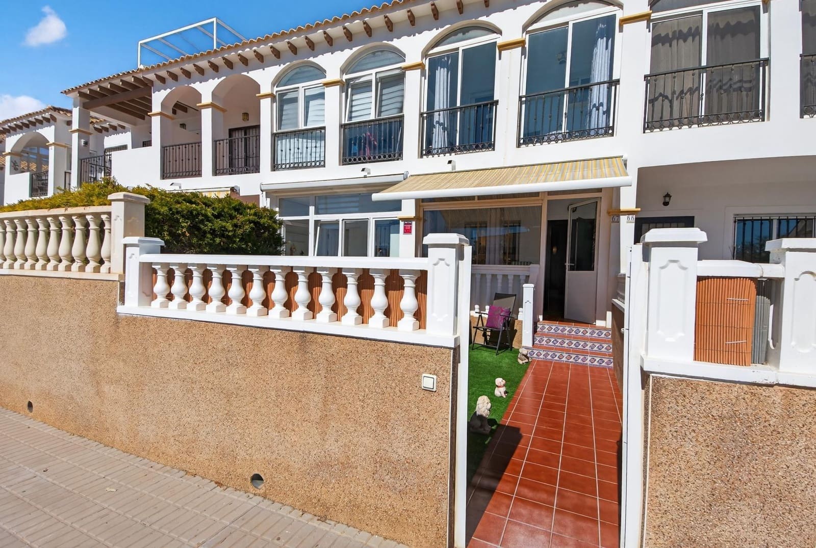 2 Zimmer Reihenhaus zu verkaufen in Orihuela Costa mit Pool Garage - 179.000 € (Ref: 9818256)