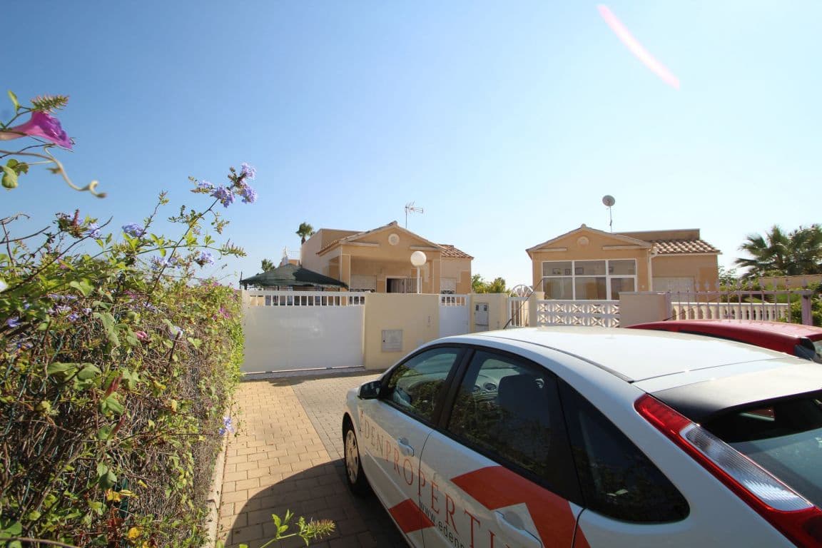2 chambre Villa/Maison à vendre à Torrevieja avec piscine - 228 000 € (Ref: 9851789)