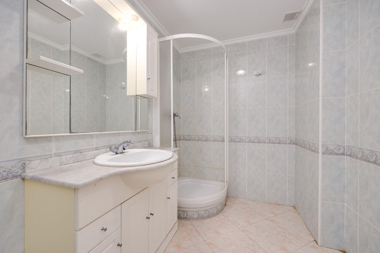 2 soverom Leilighet til salgs i Torrevieja med svømmebasseng - € 130 000 (Ref: 9878893)