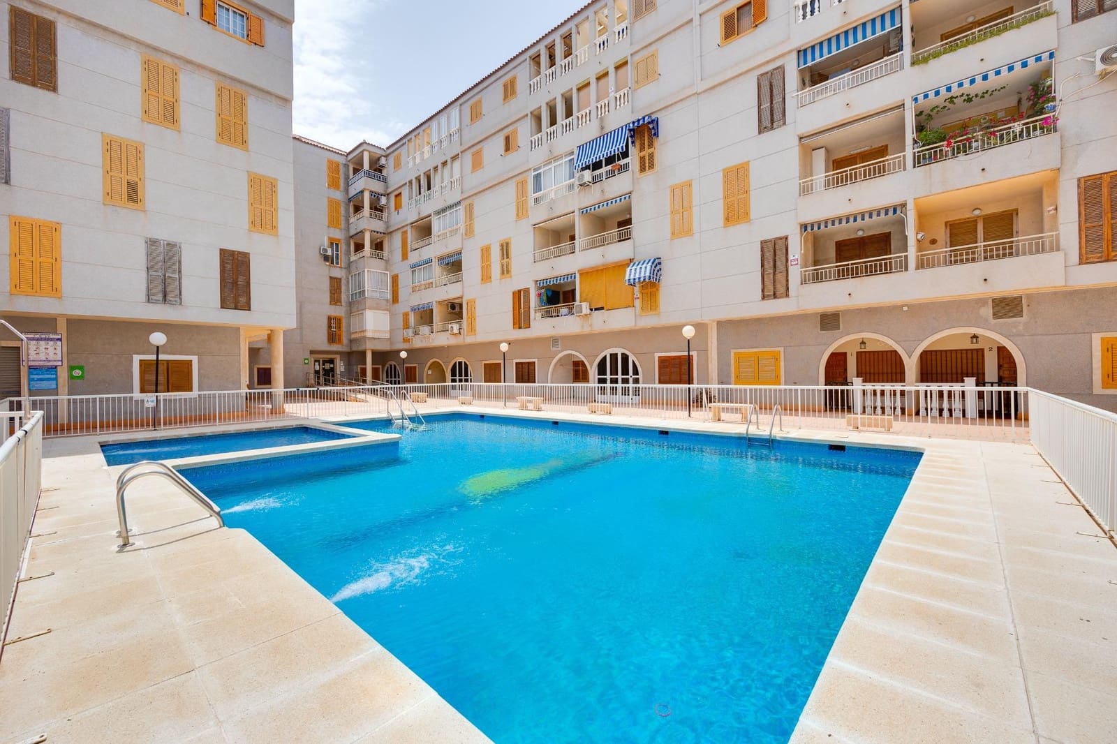 2 soverom Leilighet til salgs i Torrevieja med svømmebasseng - € 130 000 (Ref: 9878893)