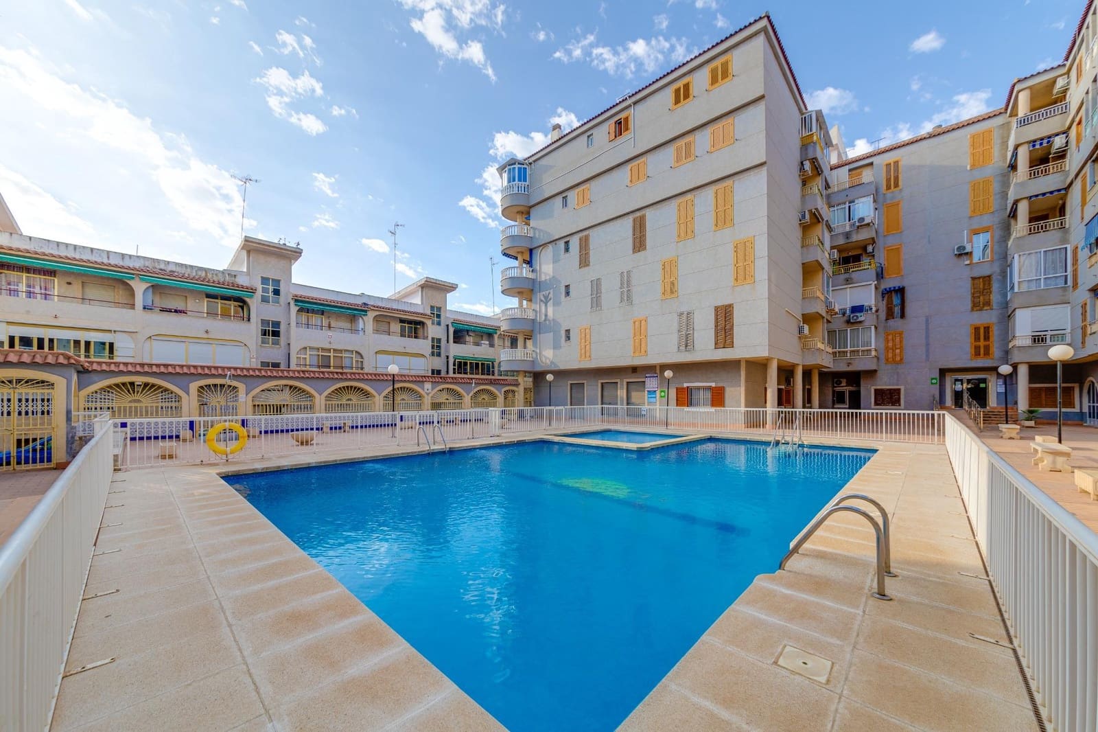 2 soverom Leilighet til salgs i Torrevieja med svømmebasseng - € 130 000 (Ref: 9878893)