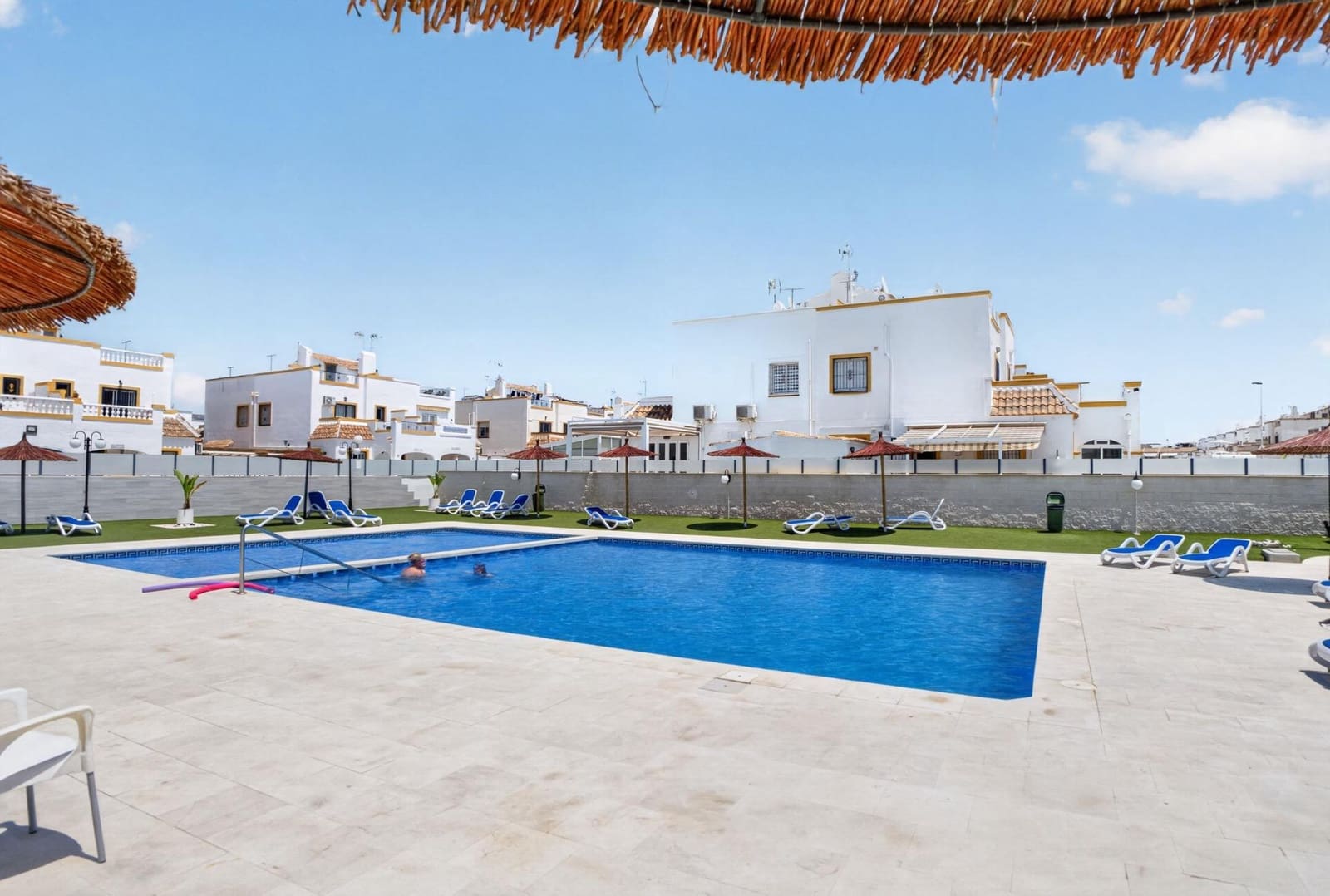 3 soveværelse Lejlighed til salg i Torrevieja med swimmingpool - € 195.000 (Ref: 9888980)