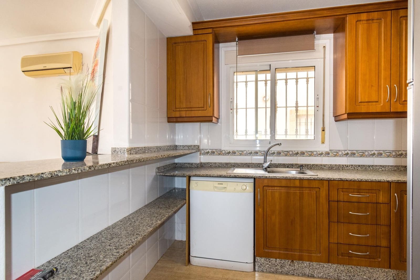3 bedroom Villa for sale in Los Montesinos with pool - € 210,000 (Ref: 9927440)