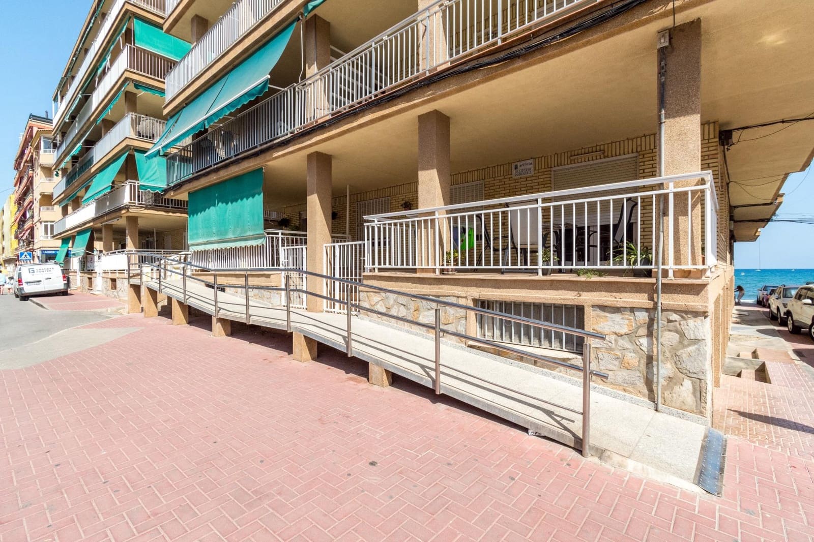 Apartamento de 3 habitaciones en Torrevieja en venta - 250.000 € (Ref: 9990751)