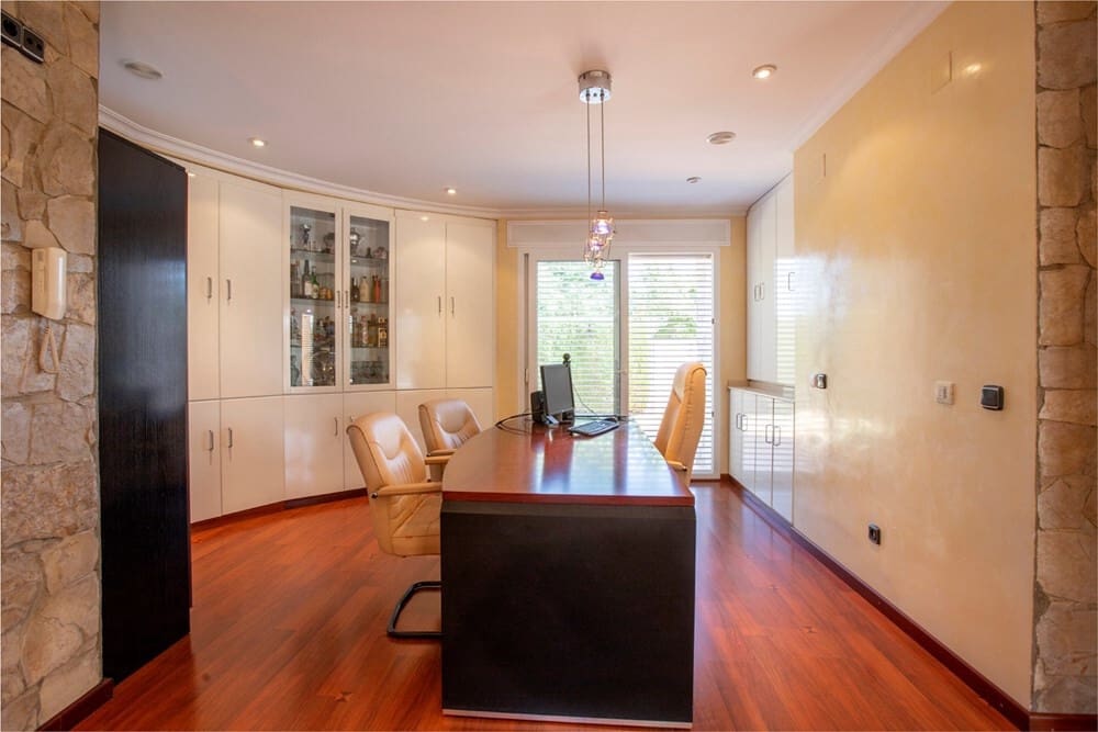 5 slaapkamer Villa te koop in Serra met zwembad garage - € 790.000 (Ref: 8758592)