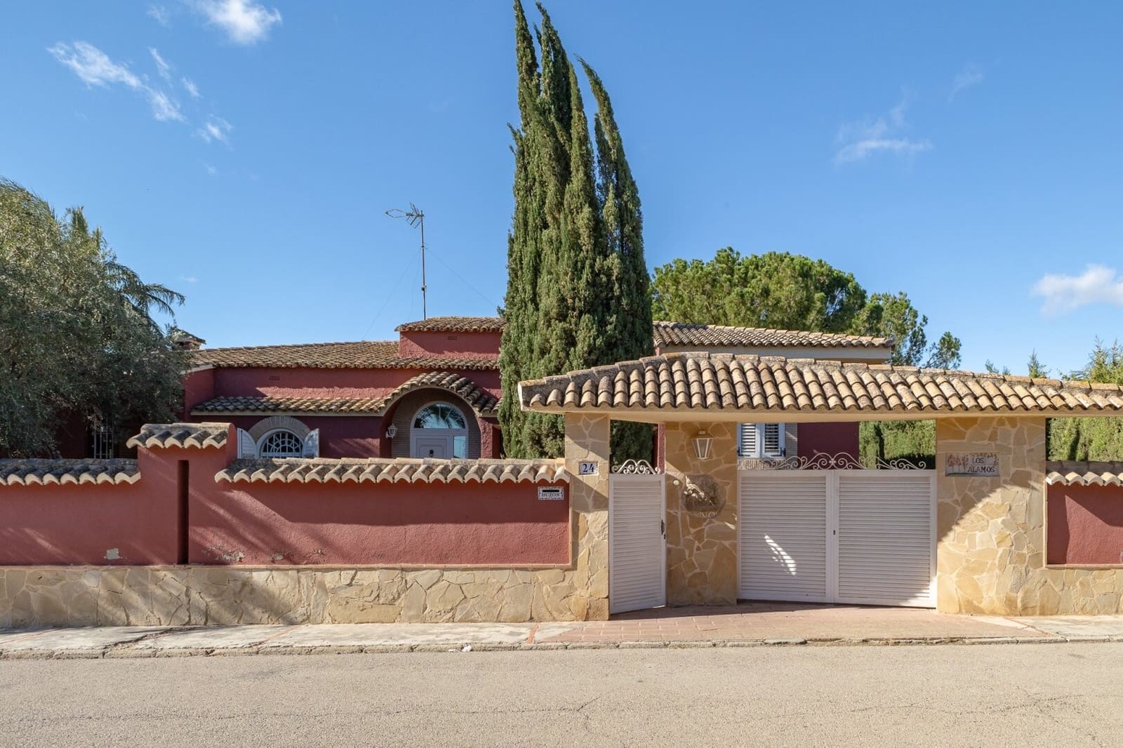 7 soveværelse Villa til salg i La Pobla de Vallbona med swimmingpool garage - € 830.000 (Ref: 8809074)