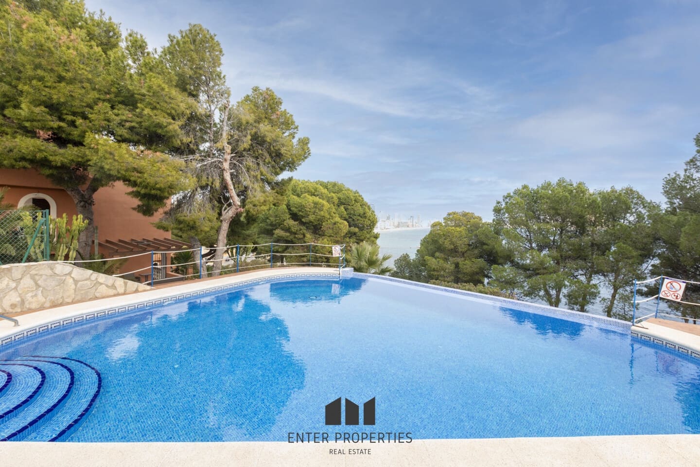 3 soveværelse Semi-Rækkehus til salg i Calpe / Calp med swimmingpool - € 499.000 (Ref: 8836201)