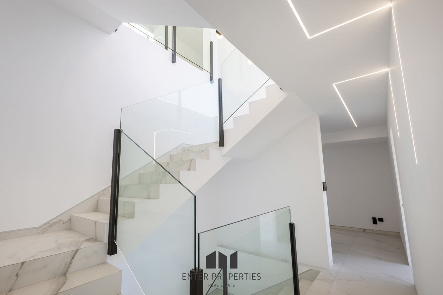 5 makuuhuone Huvila myytävänä paikassa Altea mukana uima-altaan 
autotalli - 2 350 000 € (Ref: 9290912)