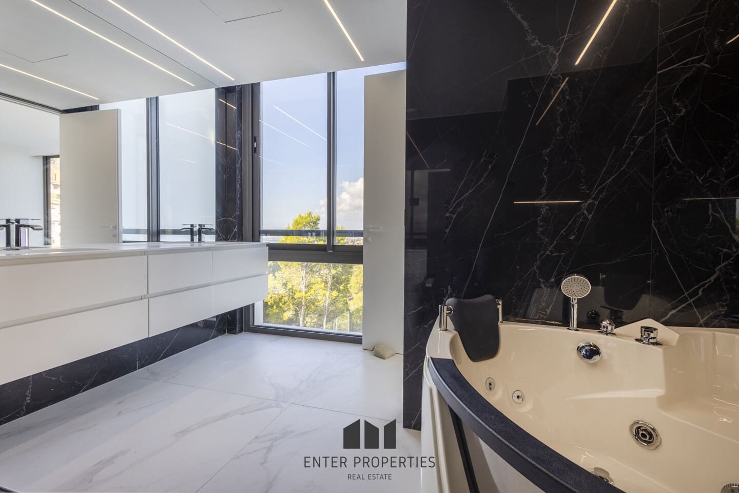 5 makuuhuone Huvila myytävänä paikassa Altea mukana uima-altaan 
autotalli - 2 350 000 € (Ref: 9290912)