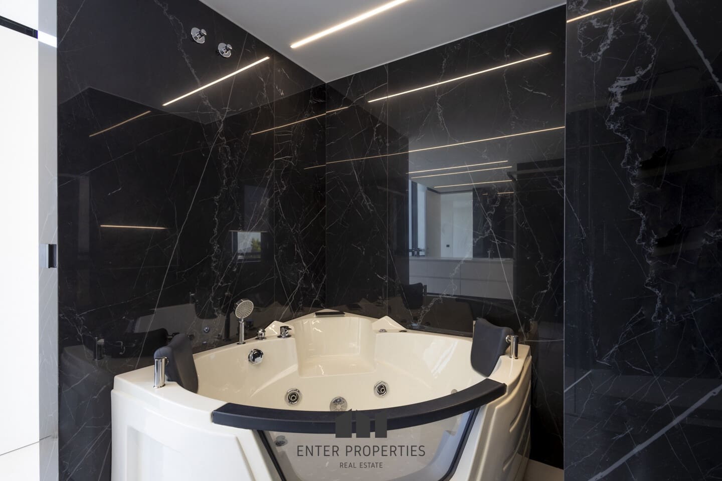 5 makuuhuone Huvila myytävänä paikassa Altea mukana uima-altaan 
autotalli - 2 350 000 € (Ref: 9290912)