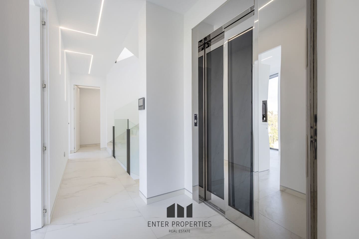 5 makuuhuone Huvila myytävänä paikassa Altea mukana uima-altaan 
autotalli - 2 350 000 € (Ref: 9290912)